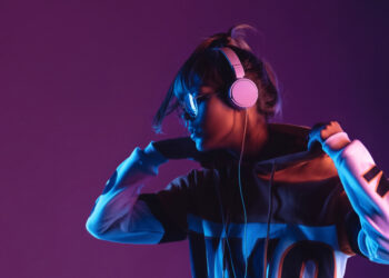 Shining Stars of Silicon: The Impact of Celebrity-Endorsed Luxury Tech Gadgets on Consumer Behavior